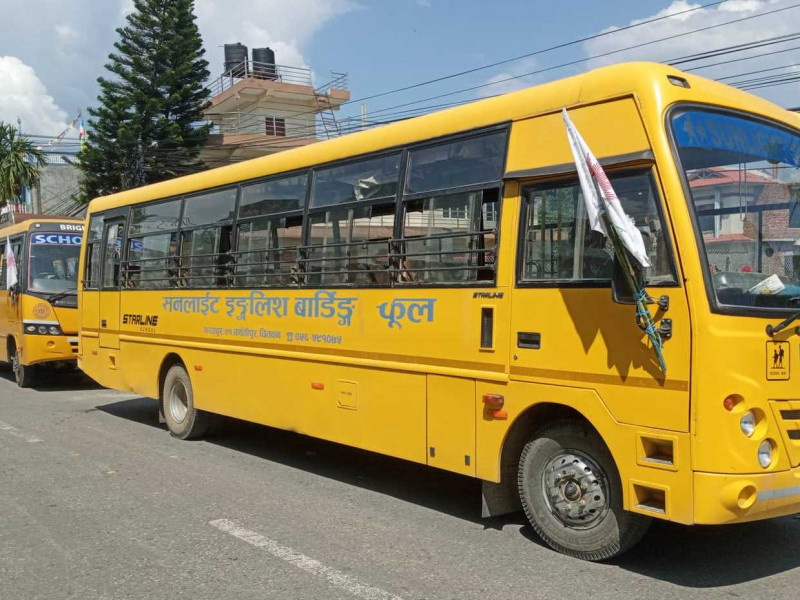 चितवनमा एमालेको चुनावी सभामा कार्यकर्ता ओसार्न स्कुल बसको प्रयोग